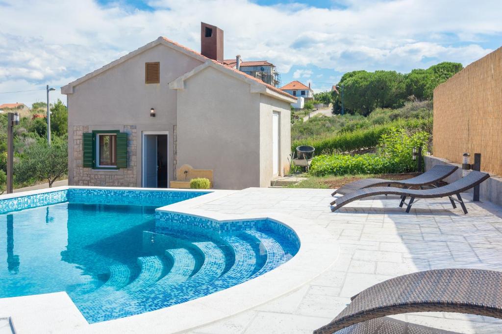 Bazén v ubytovaní Holiday Home Matela alebo v jeho blízkosti