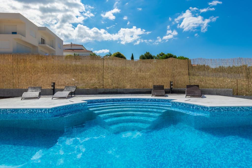 Bazén v ubytovaní Holiday Home Matela alebo v jeho blízkosti
