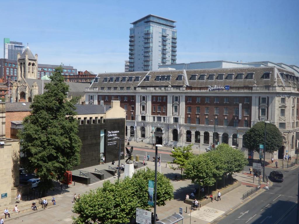 Leeds City Centre luxury 2 bed apartment sleeps 6 fantastic views 5