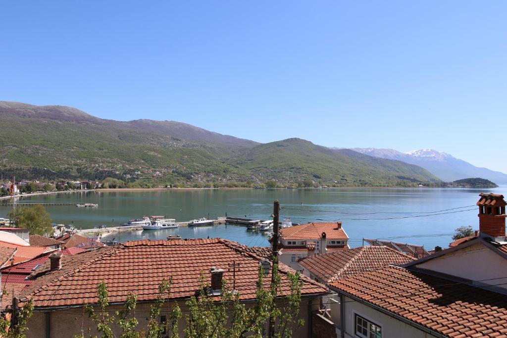 uitzicht op een rivier met huizen en bergen bij Villa Nada in Ohrid