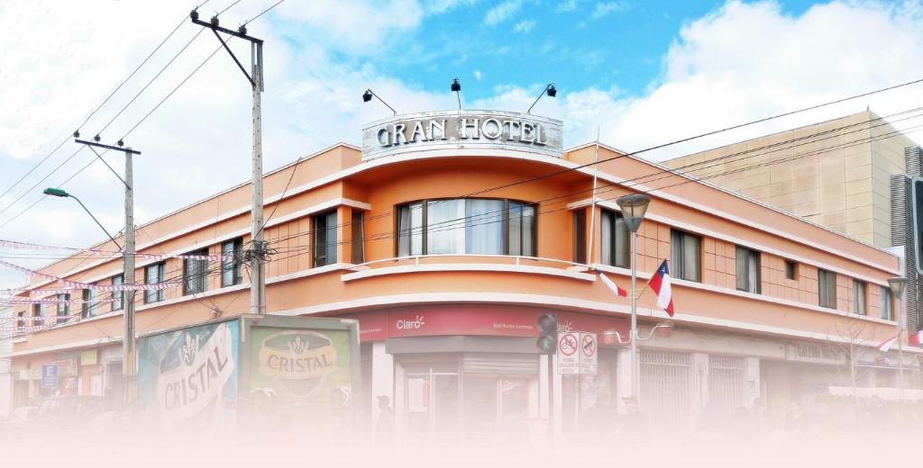 a building with a sign on top of it at Gran Hotel Ovalle in Ovalle