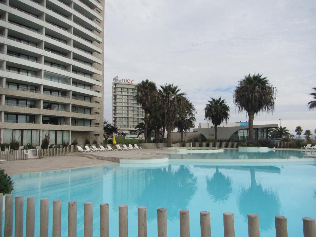 a large swimming pool in front of a building at Departamento La Serena in Coquimbo
