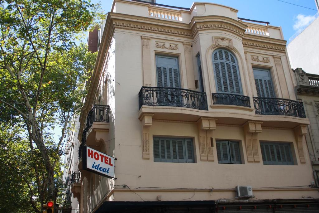 un bâtiment avec un panneau d'hôtel devant lui dans l'établissement Hotel Ideal, à Montevideo