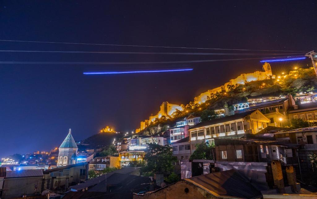 Nespecifikovaný výhled na destinaci Tbilisi nebo výhled na město při pohledu z hotelu