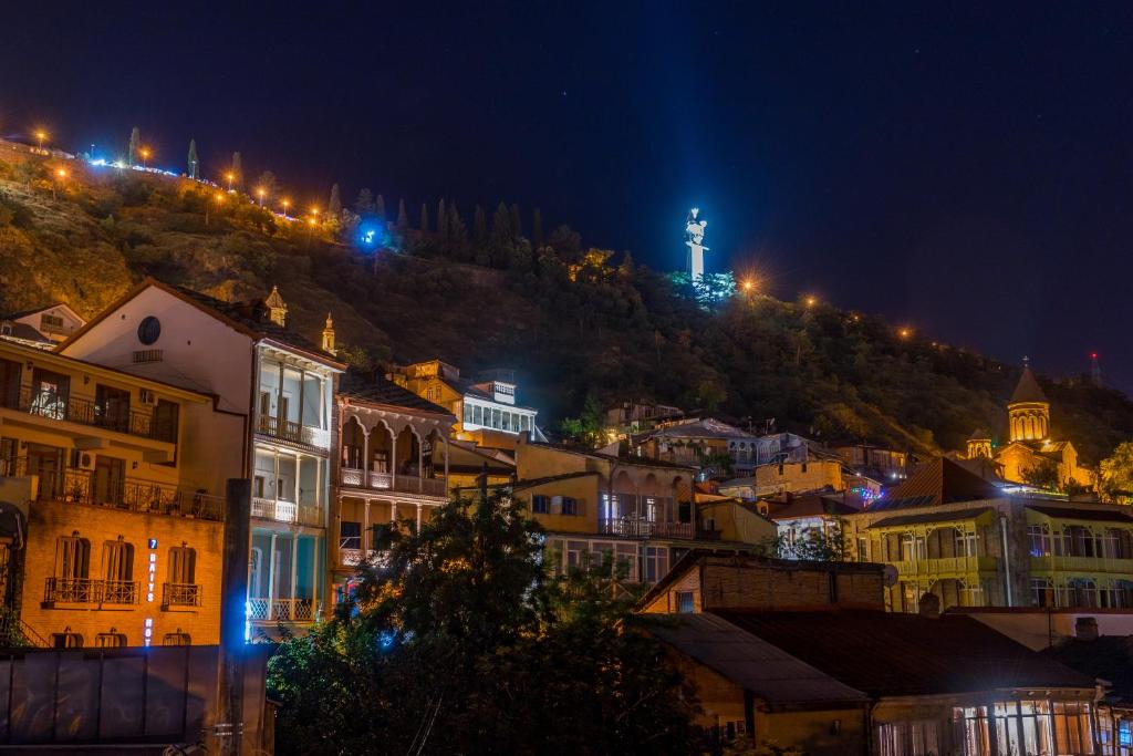 Nespecifikovaný výhled na destinaci Tbilisi nebo výhled na město při pohledu z hotelu