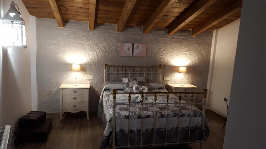 1 dormitorio con 1 cama y 2 mesitas de noche en Casas Rurales Almoguer en Frailes