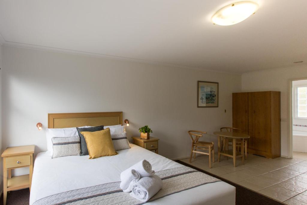 a bedroom with a bed with a stuffed animal on it at Fox on the Run - Motel Kilmore in Kilmore