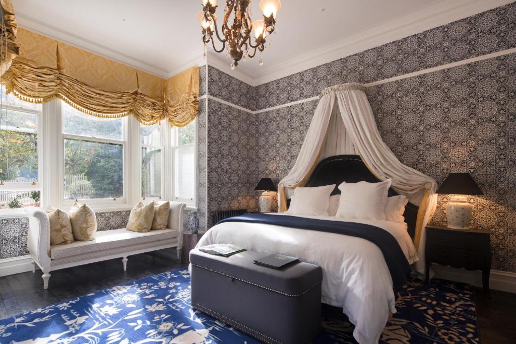 Postel nebo postele na pokoji v ubytování Hulbert House Luxury Boutique Lodge Queenstown