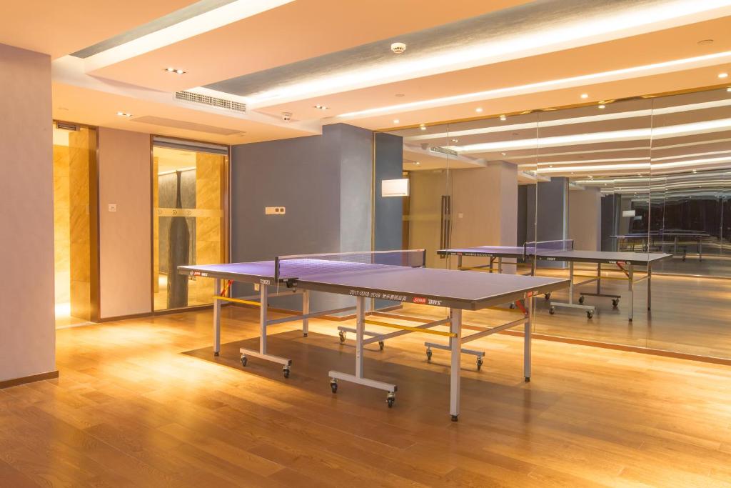 Stolní tenis v ubytování Golden Tulip Shanghai Hongqiao - A Louvre Hotel nebo okolí