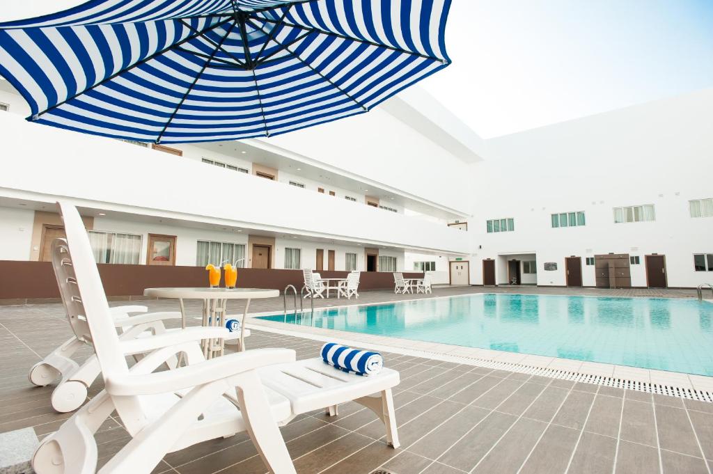 Бассейн в Garden Sentral Hotel или поблизости