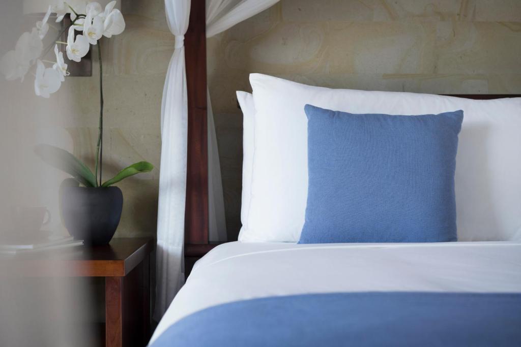 Postel nebo postele na pokoji v ubytování REVĪVŌ Wellness Resort Nusa Dua Bali