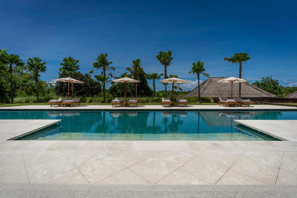 Bazén v ubytování REVĪVŌ Wellness Resort Nusa Dua Bali nebo v jeho okolí