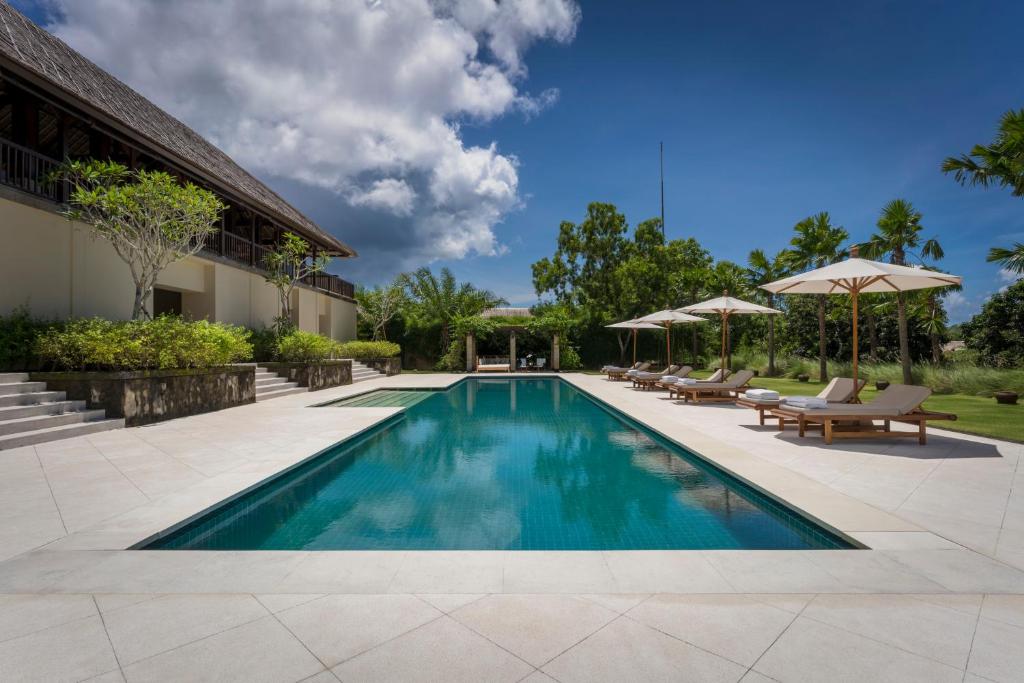 Bazén v ubytování REVĪVŌ Wellness Resort Nusa Dua Bali nebo v jeho okolí