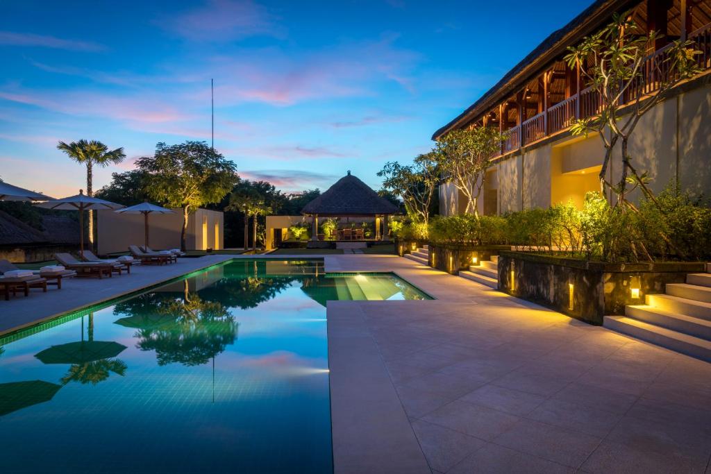 Bazén v ubytování REVĪVŌ Wellness Resort Nusa Dua Bali nebo v jeho okolí