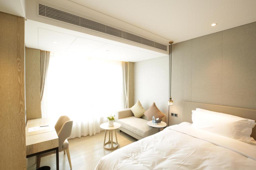 Postel nebo postele na pokoji v ubytování Shenzhen FY Hotel