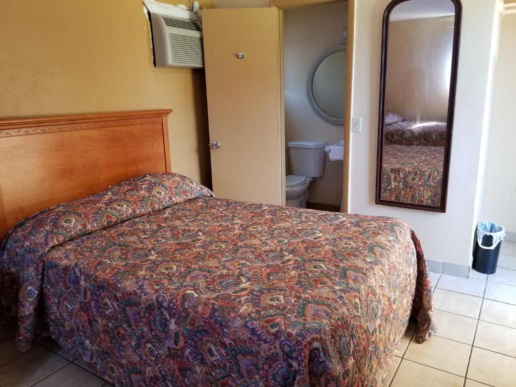 Postel nebo postele na pokoji v ubytování Atlantic Inn