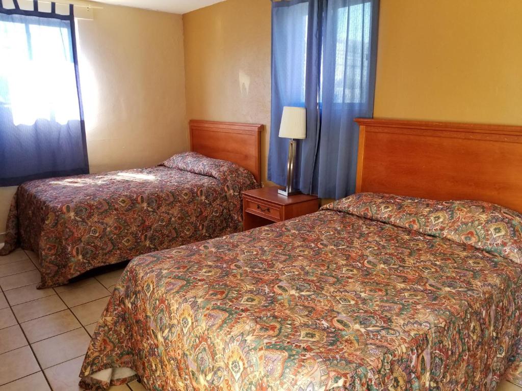 Postel nebo postele na pokoji v ubytování Atlantic Inn