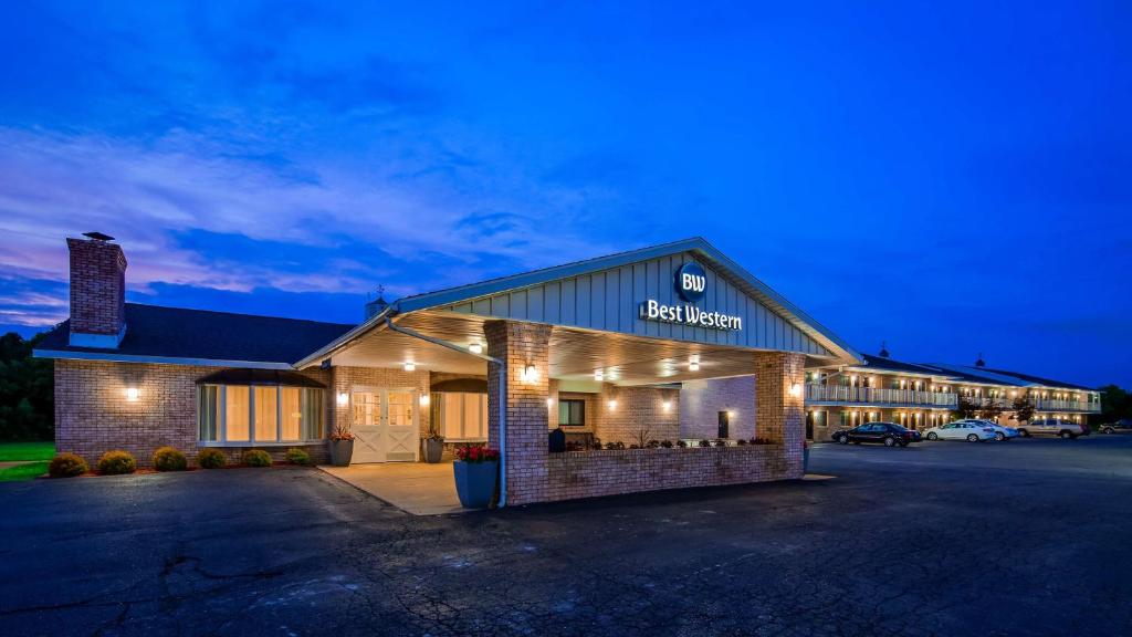 ein Hotelgebäude mit einem Parkplatz in der Nacht in der Unterkunft Best Western of Hartland in Hartland