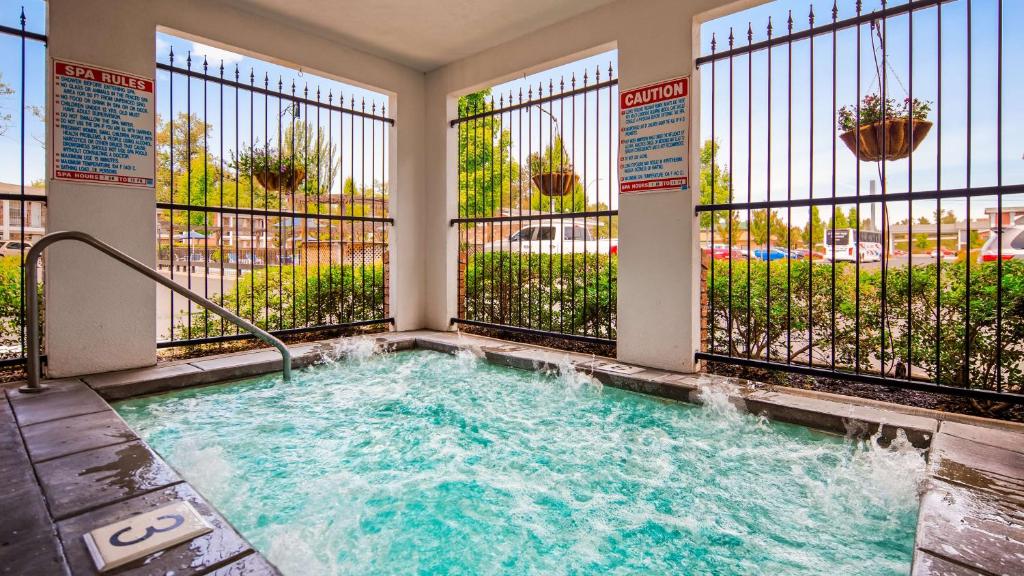 a hot tub in a balcony with windows at Best Western Horizon Inn in Medford