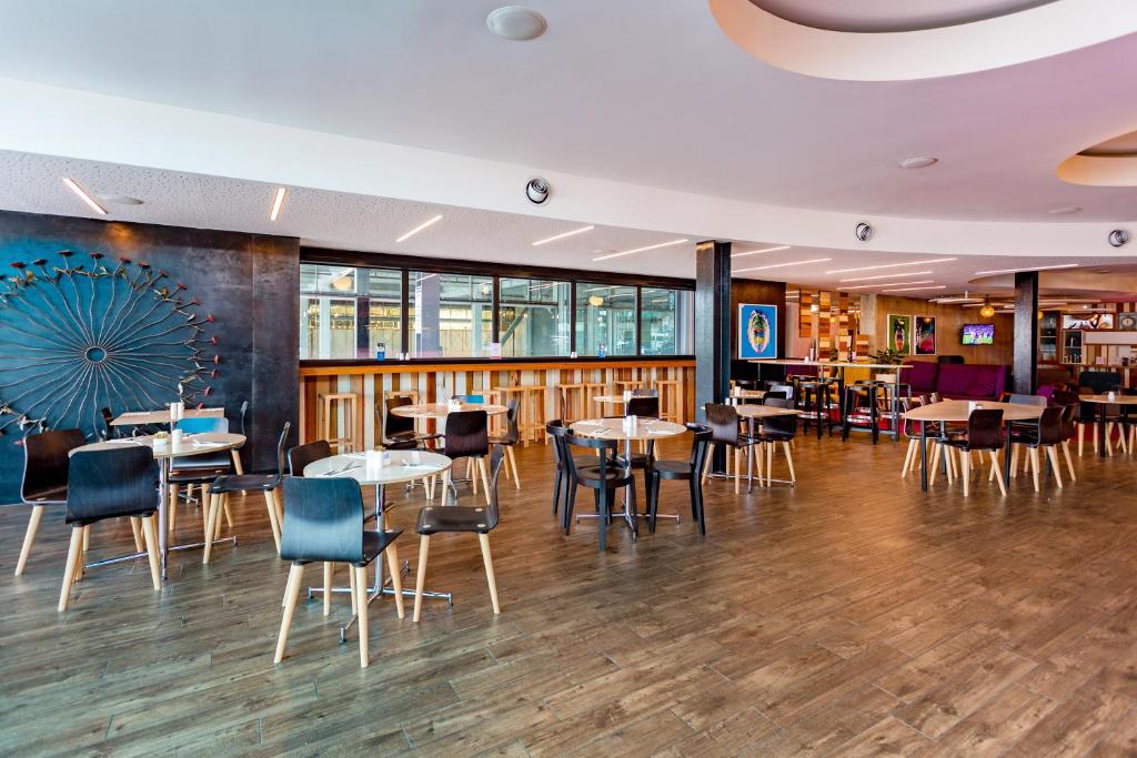 Restaurace v ubytování BreakFree on Cashel, an Accor Hotel