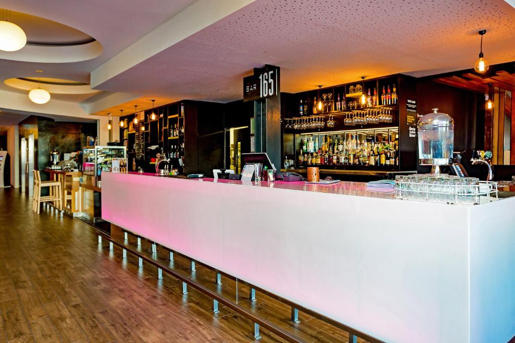 Lounge nebo bar v ubytování BreakFree on Cashel, an Accor Hotel