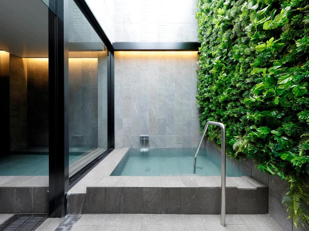 Bazén v ubytování hotel androoms Nagoya Sakae nebo v jeho okolí