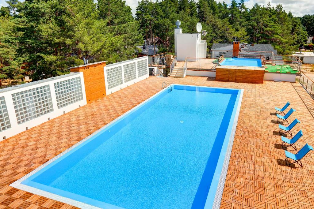 Bazén v ubytovaní Apartamenty Poddąbek- basen kryty, sauna, animacje dla dzieci , małpi gaj, baseny na dachu alebo v jeho blízkosti