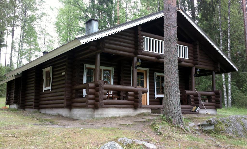 NykäläにあるKoivurannan Lomamökit Mäntyの森の丸太小屋
