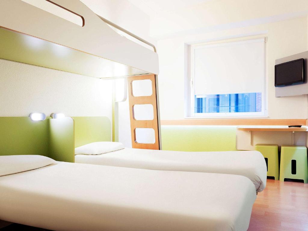 Cama ou camas em um quarto em ibis budget Antwerpen Centraal Station