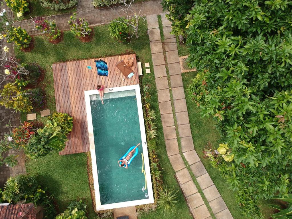 una vista aérea de una piscina en un jardín en Timbis Homestay Bali, en Nusa Dua
