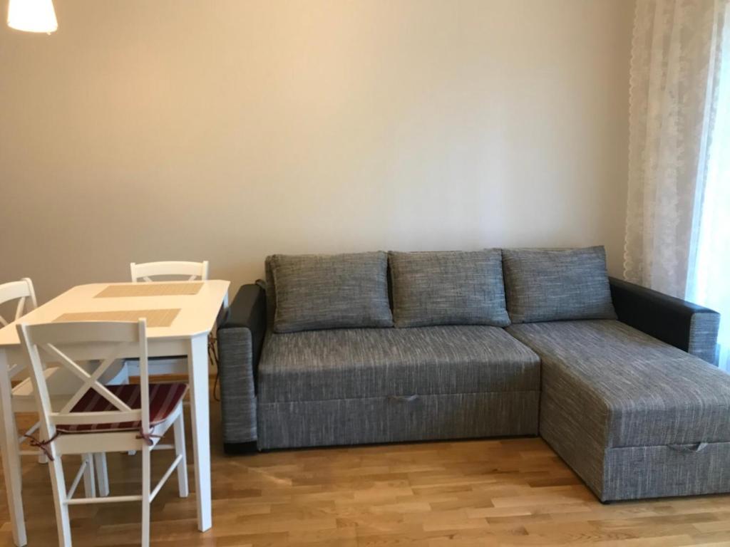 salon z kanapą i stołem w obiekcie Apartments in Vabaduse 72 w mieście Narva-Jõesuu