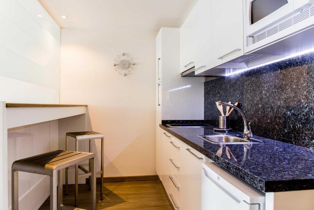 Kuchyň nebo kuchyňský kout v ubytování BLUESEA Dimona Suites