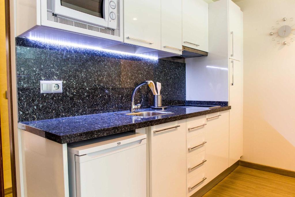 Kuchyň nebo kuchyňský kout v ubytování BLUESEA Dimona Suites