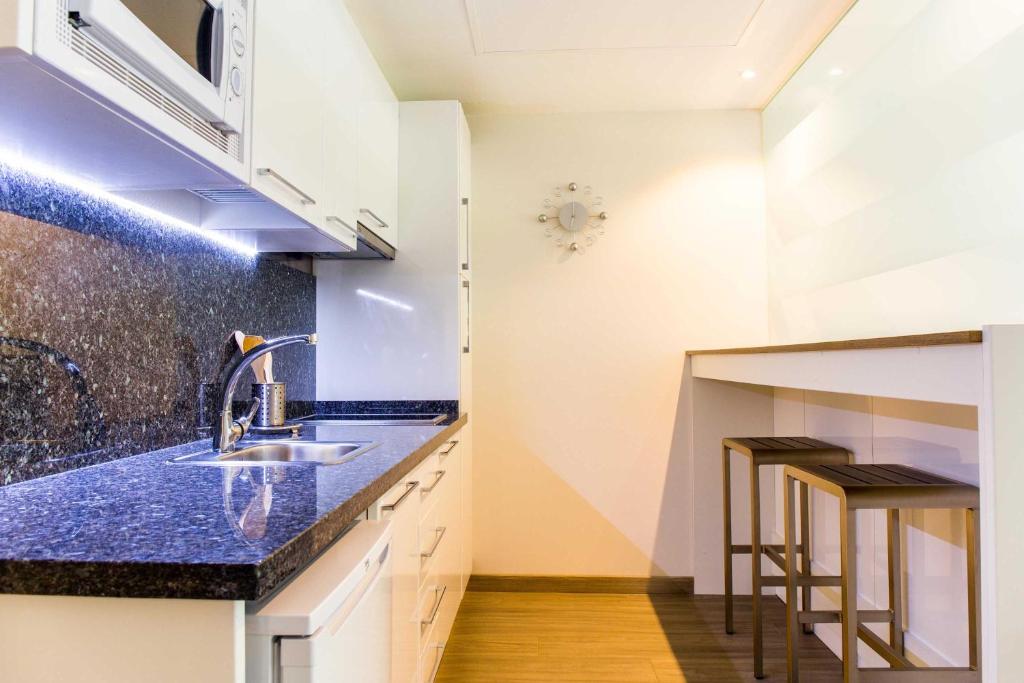 Kuchyň nebo kuchyňský kout v ubytování BLUESEA Dimona Suites