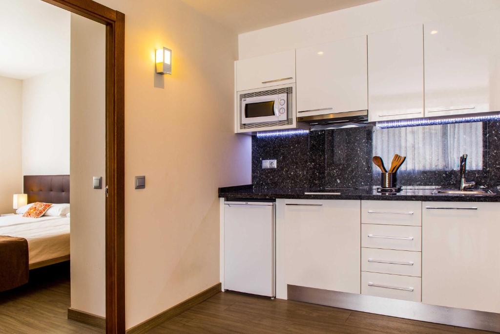 Kuchyň nebo kuchyňský kout v ubytování BLUESEA Dimona Suites
