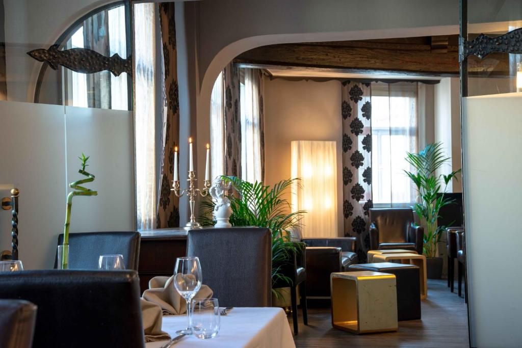 Ein Sitzbereich in der Unterkunft Hotel Engel