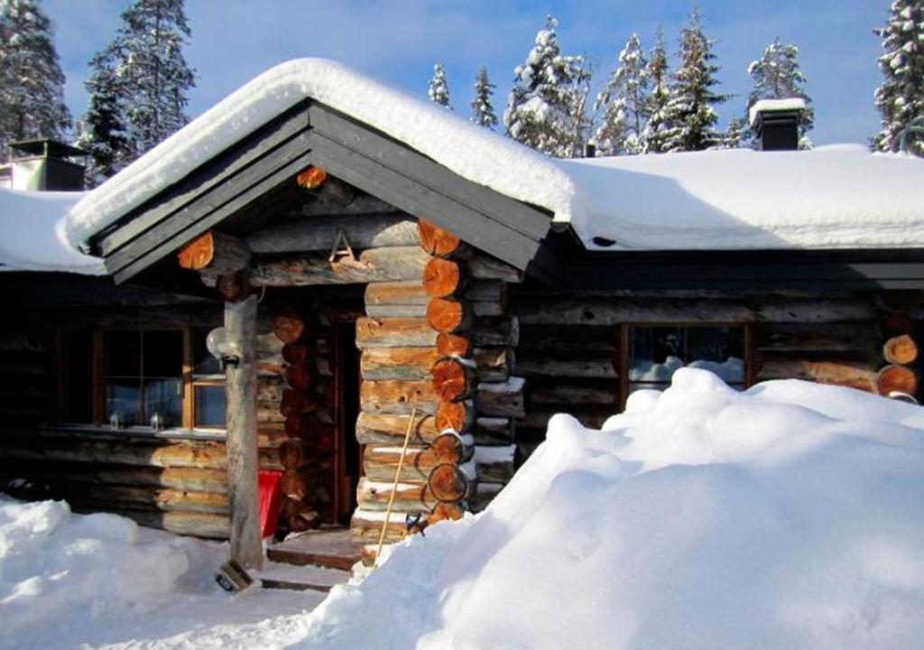 ein Blockhaus mit Schnee darüber in der Unterkunft Rantaruka 1A3 in Ruka