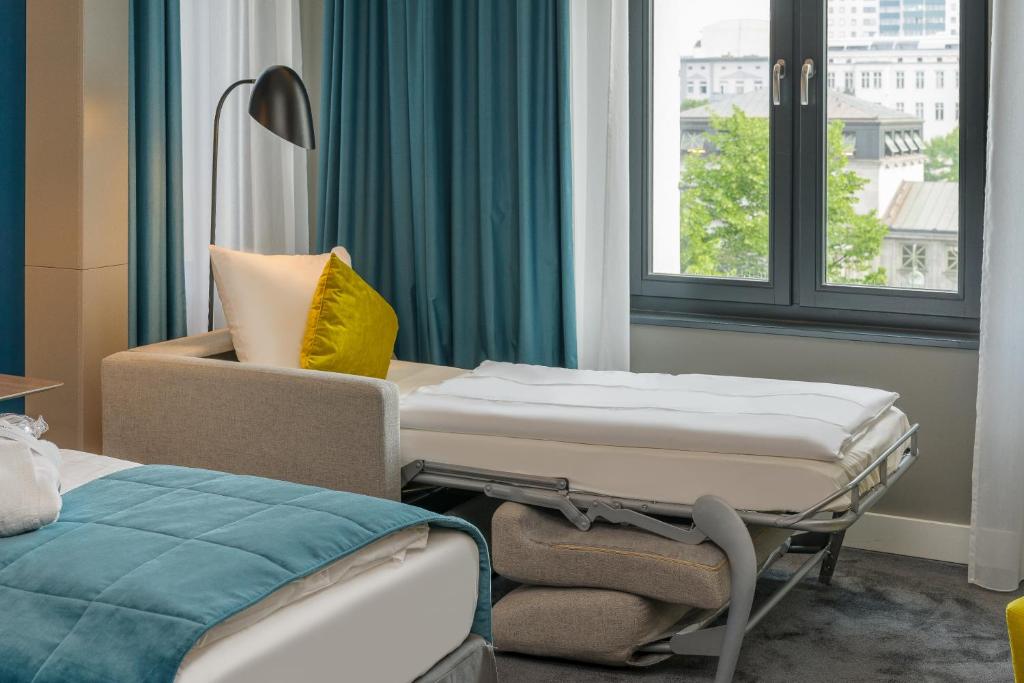 Postel nebo postele na pokoji v ubytování MERCURE Hotel Berlin Wittenbergplatz