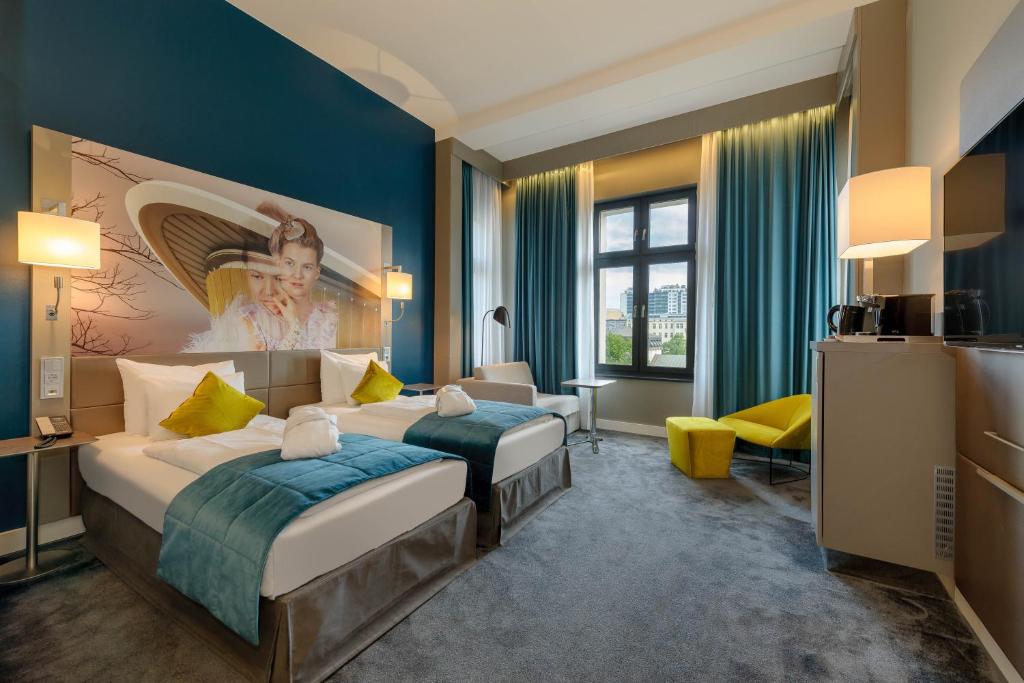 Postel nebo postele na pokoji v ubytování MERCURE Hotel Berlin Wittenbergplatz