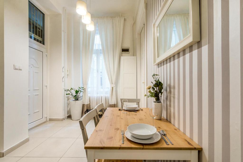 Televízia a/alebo spoločenská miestnosť v ubytovaní Fashion Street Luxury Apartment