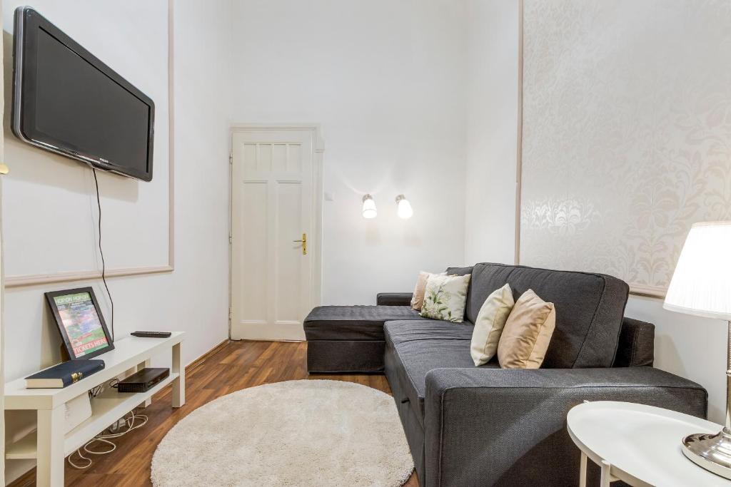Televízia a/alebo spoločenská miestnosť v ubytovaní Fashion Street Luxury Apartment