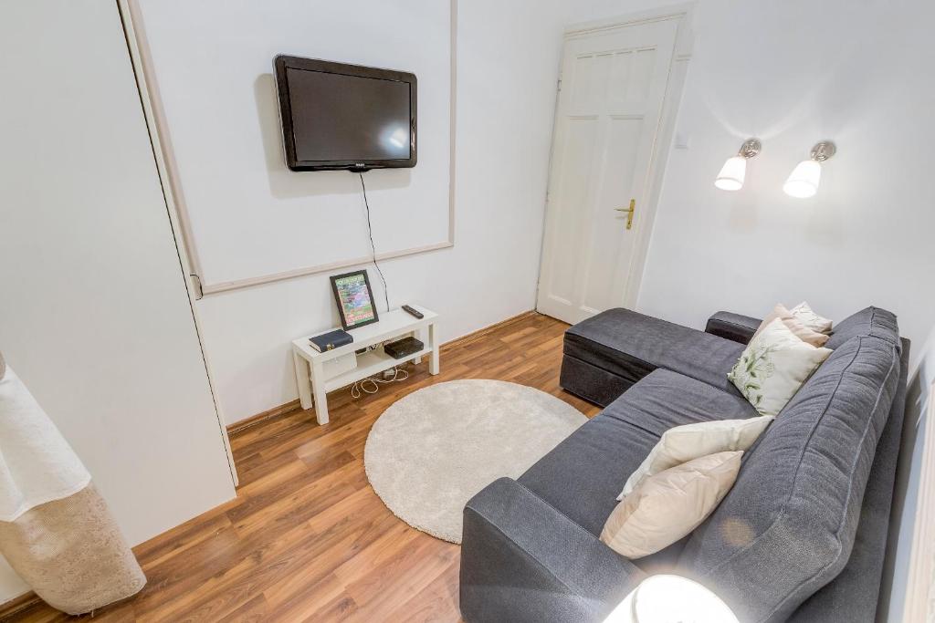 Televízia a/alebo spoločenská miestnosť v ubytovaní Fashion Street Luxury Apartment