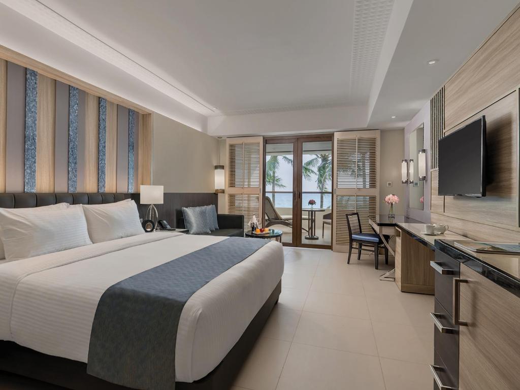 TV a/nebo společenská místnost v ubytování Henann Palm Beach Resort