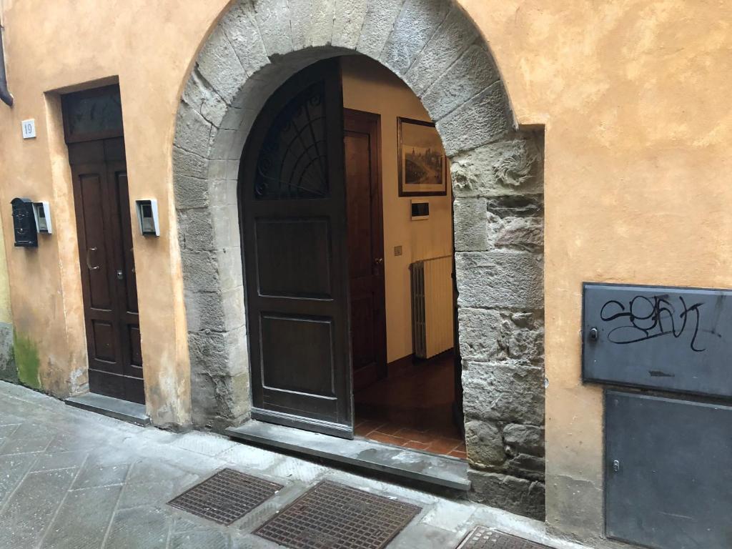 einen Torbogeneingang zu einem Gebäude mit zwei Türen in der Unterkunft Al Borgo in Sansepolcro