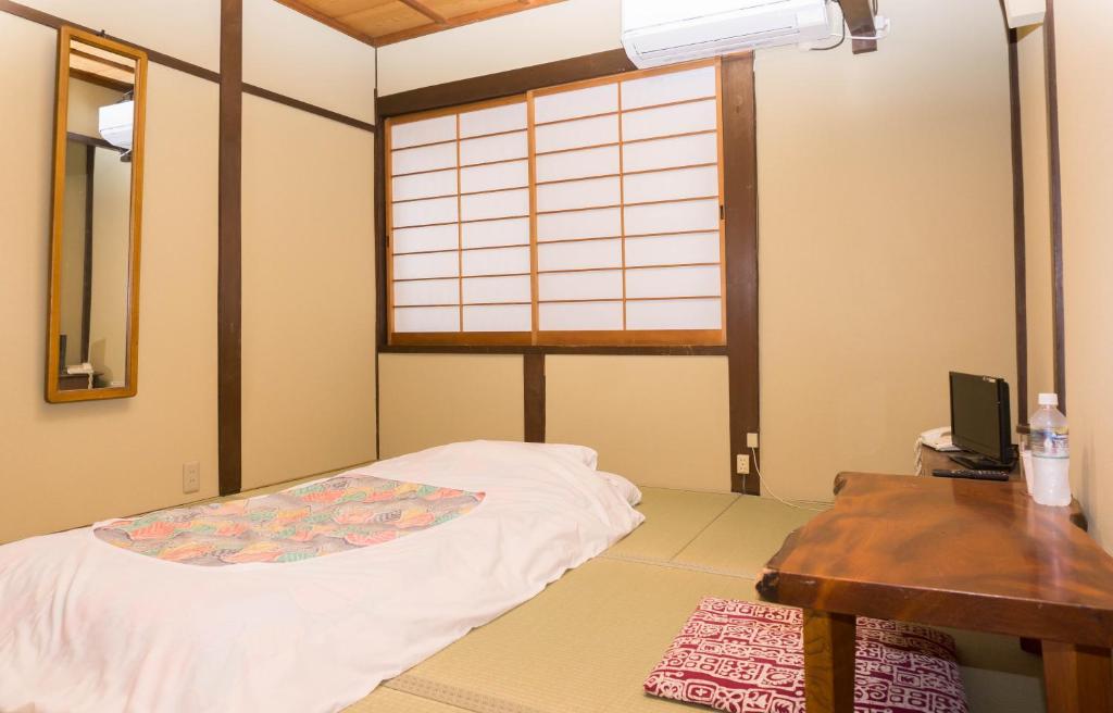 Postel nebo postele na pokoji v ubytování Ryokan Hinomoto Kyoto Kawaramachi