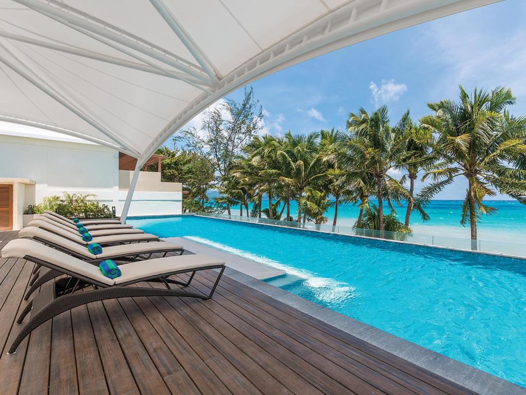 Bazén v ubytování Henann Palm Beach Resort nebo v jeho okolí
