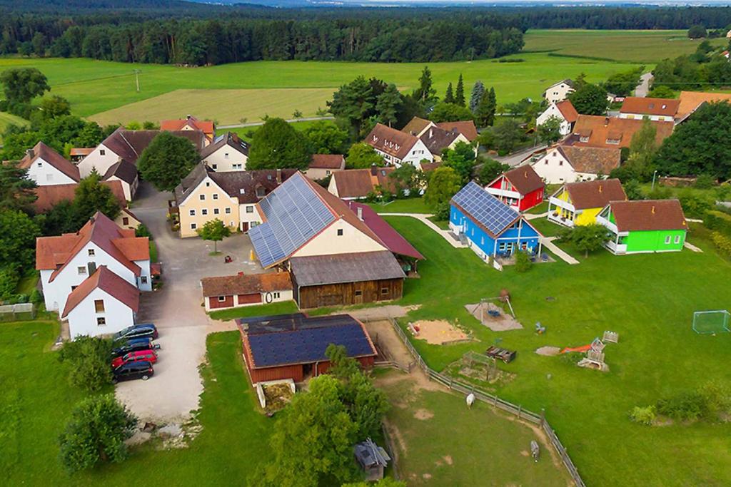 阿恩多夫的住宿－Feriendorf Nehmeier，享有小村庄的空中景致,设有房屋