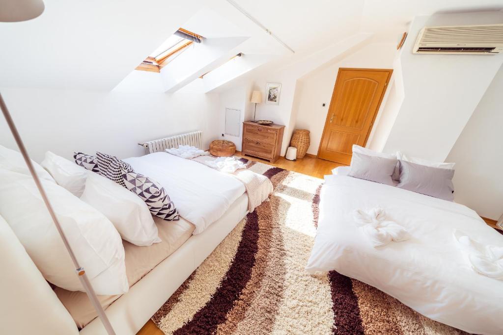 Łóżko lub łóżka w pokoju w obiekcie 4BR 3BATH BALCONY central Harry Potter penthouse