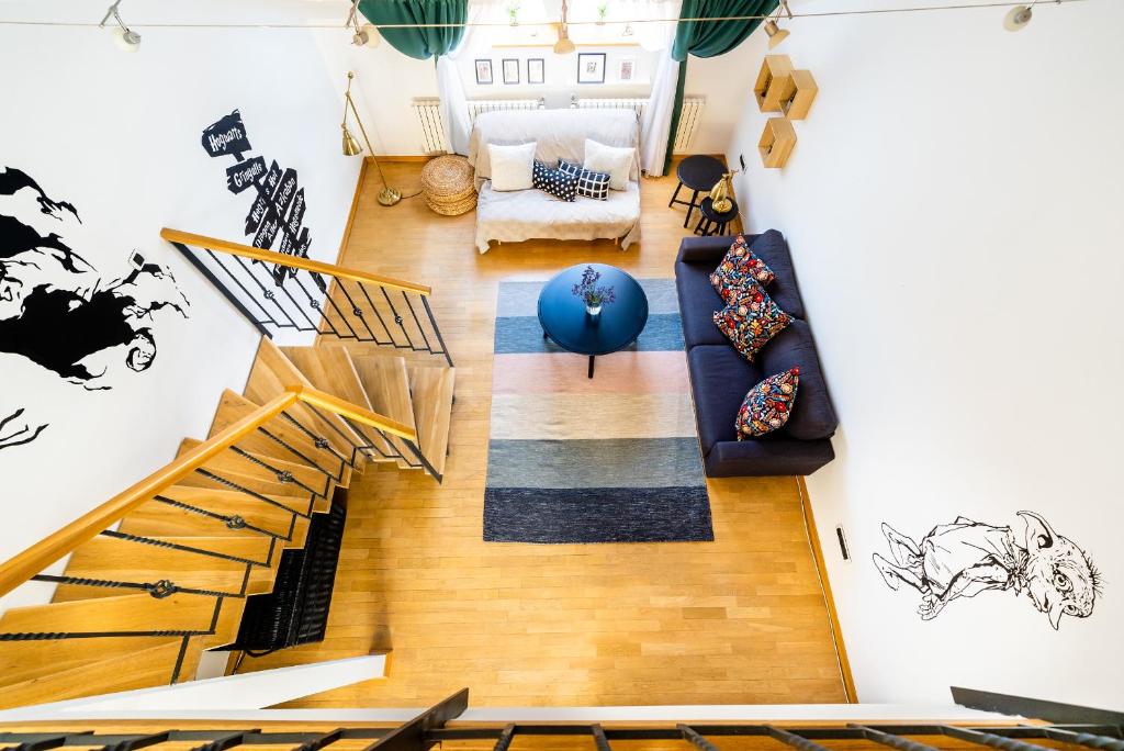 salon ze schodami i kanapą w obiekcie 4BR 3BATH BALCONY central Harry Potter penthouse w Pradze