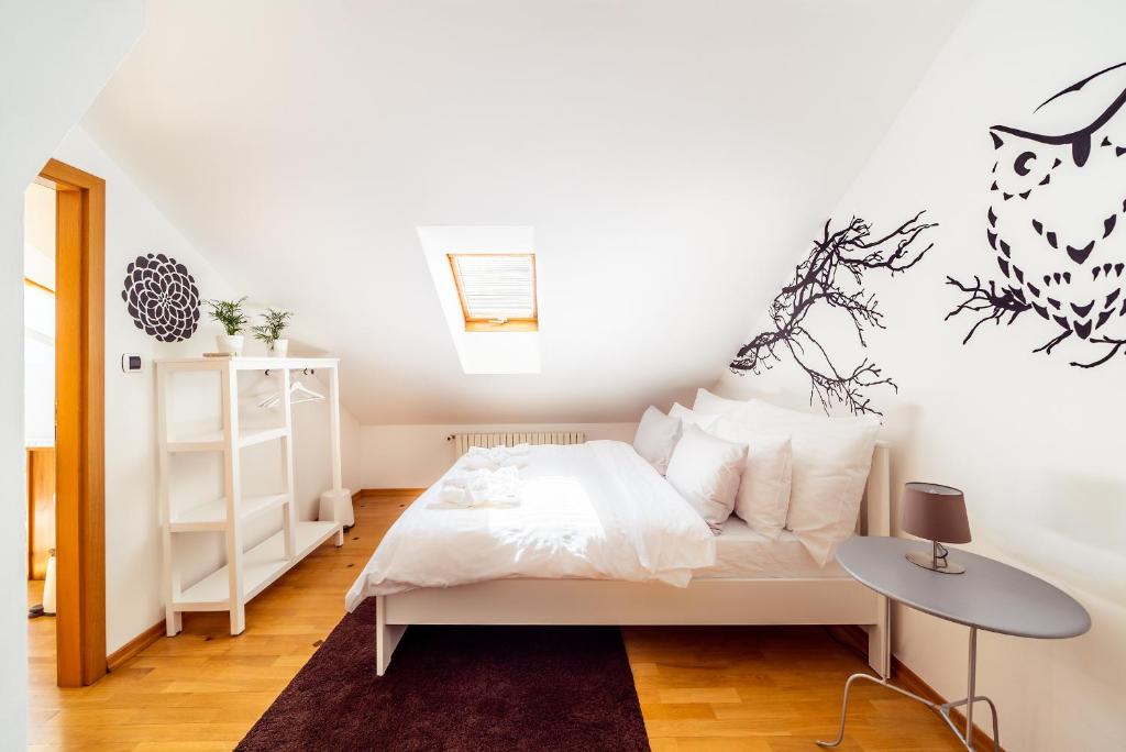 Łóżko lub łóżka w pokoju w obiekcie 4BR 3BATH BALCONY central Harry Potter penthouse